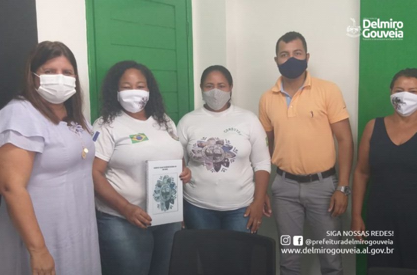  Representantes do Povoado Lameirão e do grupo Veredas da Caatinga discutem melhorias para a comunidade, ao lado da Prefeita Ziane Costa