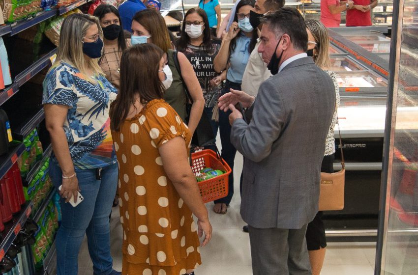 Prefeita Ziane Costa e secretariado visitam Supermercado Mix