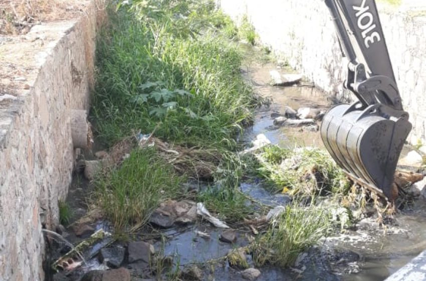  SEINFRA inicia limpeza do Canal do Bairro Novo