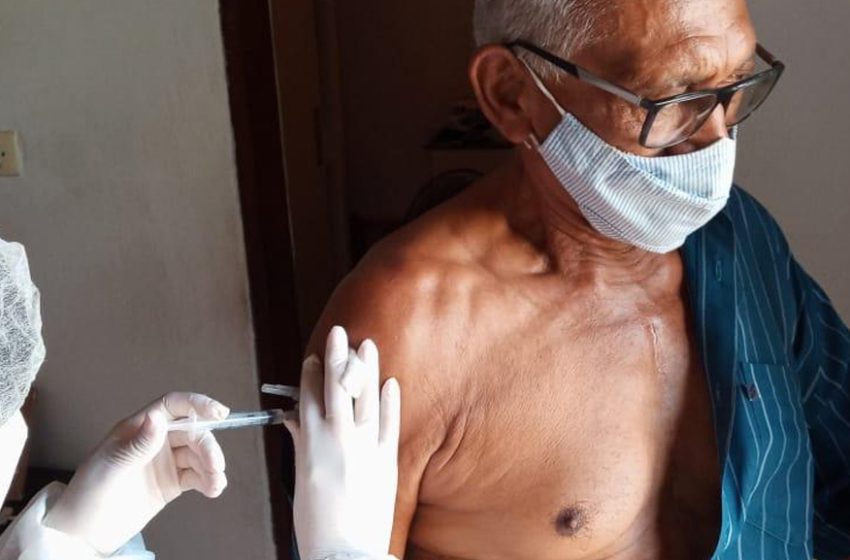  Vacinação contra a COVID-19 em idosos é iniciada em Delmiro Gouveia