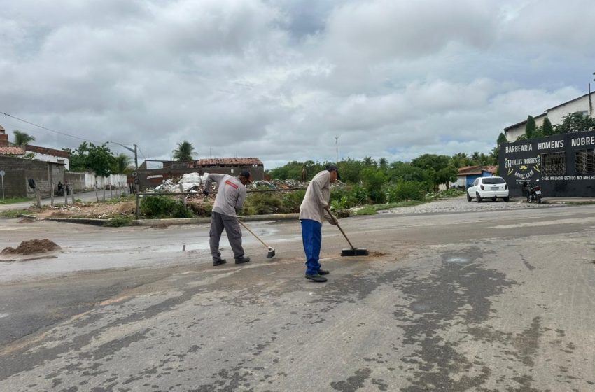  Secretaria de Infraestrutura de Delmiro atua em regime de plantão para reparar danos causados pelas fortes chuvas